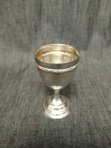 [26024/3] Coquetier en métal argenté décor de jonc enrubanné 