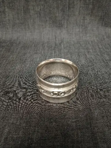 [26024/3] Rond de serviette en métal argenté décor de frise de rinceaux 