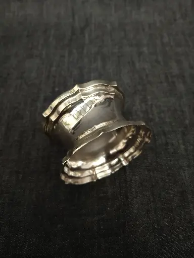[26024/3] Rond de serviette en métal argenté polylobé chantourné 