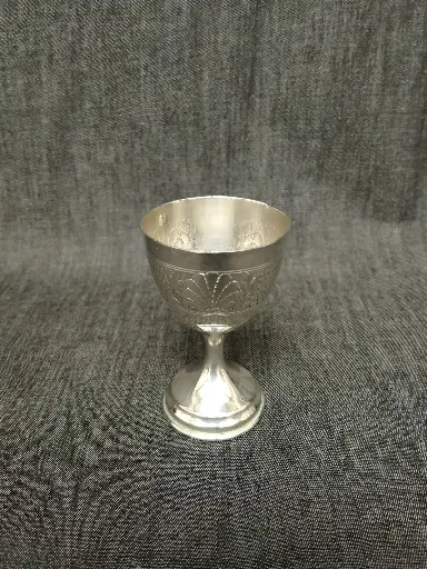 [26024/3] Coquetier en métal argenté à décor de coquille 