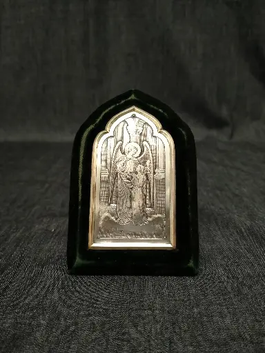 [26045] Plaque votive en bas relief en métal argenté représentant un ange gardien dans un intérieur d'église