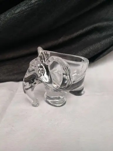 [26045] Vide poche ou cendrier en forme d'éléphant cristal de Vannes