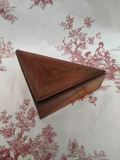 [26052] Boite triangulaire en placage