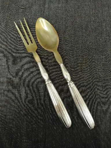 [26063/2] Couvert à salade corne et manche argent fourré 