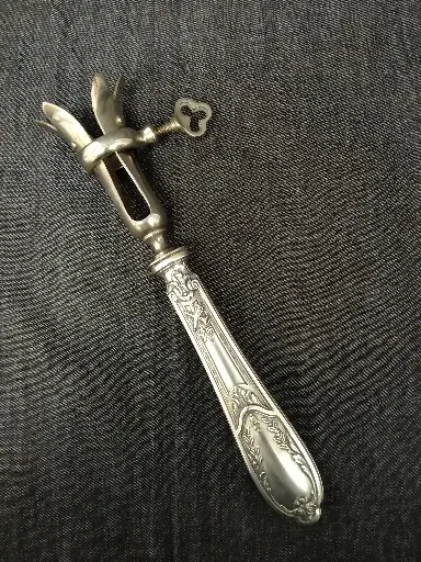 [26063/2] Pince à gigot vers 1900 manche argent fourré