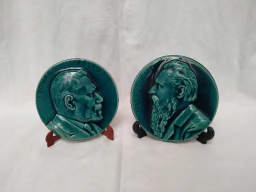[26063/1] Paire de médaillons en terre cuite vernissée représentant Édouard Vaillant et Jules Guesde par Théophile Camel 1899