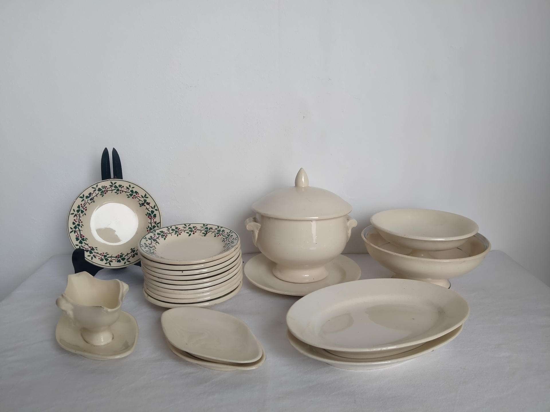 Dînette De Poupée Ancienne En Faïence De Saint-Amand – Décor Humoristique