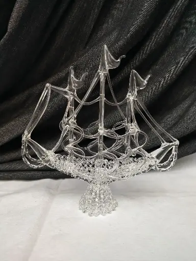 [26067] Bateau en verre filé, sculpture représentant un voilier à trois mâts 
