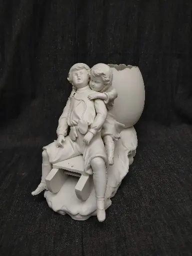 [26007/2] Groupe en biscuit de porcelaine représentant deux enfants sur une luge et un œuf 