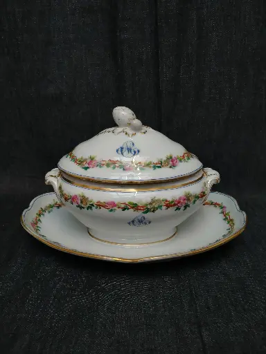 [26073] Saucière couverte en porcelaine de Paris décor main de fleurs et monogramme MC datant du XIXe siècle