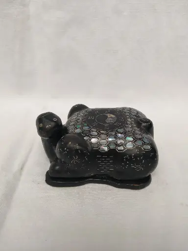 [26074/2] Petite boite en laque burgauté en forme de tortue et motif de Tai Chi Bagua
