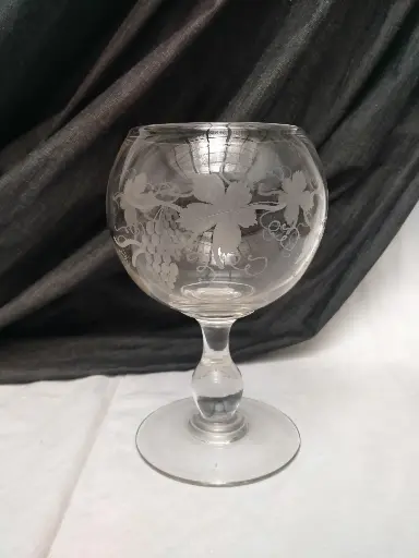 [26074/2] Ancien grand verre de mariage à décor de vigne gravée 
