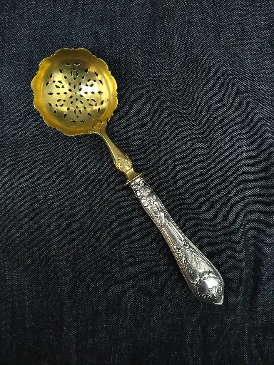 [26076] Cuillère à saupoudrer manche en argent fourré 
