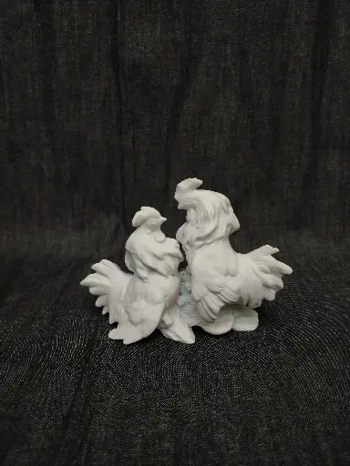 [26079/6] Bouquetière en biscuit représentant un combat de coqs pique fleurs 