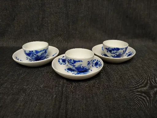 [26034] Ensemble de trois pochons avec leurs sous tasses en porcelaine de Tournai décor de ronda 
