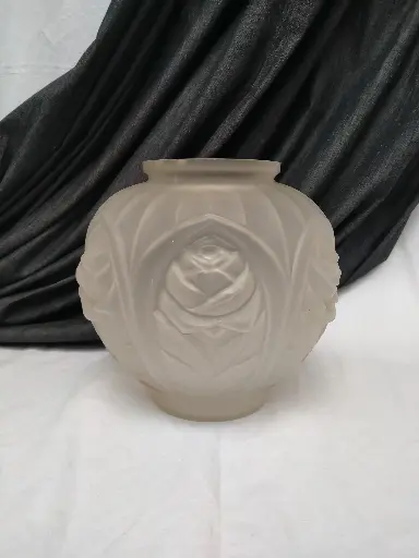 [26100/1] Vase boule Art Déco en verre dépoli à décor de roses