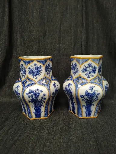 [26103/2] Paire de vases en barbotine japonisant décor de fleurs bleu et rehaut jaune 