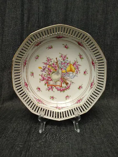 [16103/2] Corbeille ajourée en porcelaine de Dresde décor main de fleurs et de trophée 