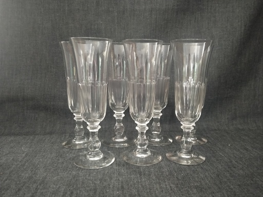 [A121] Série de 7 flûtes à champagne en verre taillé à facettes pied simple balustre