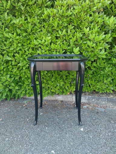 [A137] Table en cabaret laquée à trois tiroirs et pieds galbés