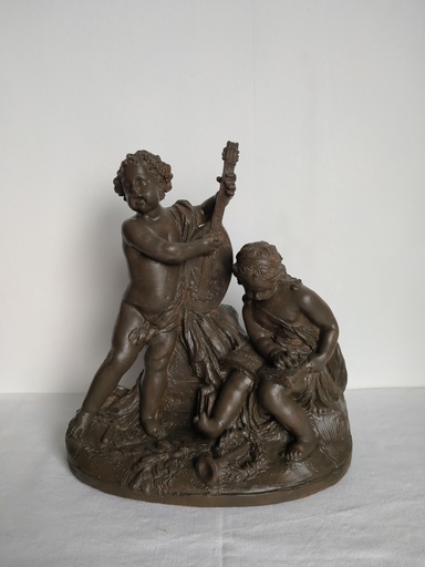 [A130] Sculpture en terre cuite représentant deux putti musiciens signé Fernand Cian