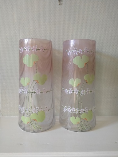 [23057] Paire de vases en verre émaillé, décor de nénuphars, circa 1900