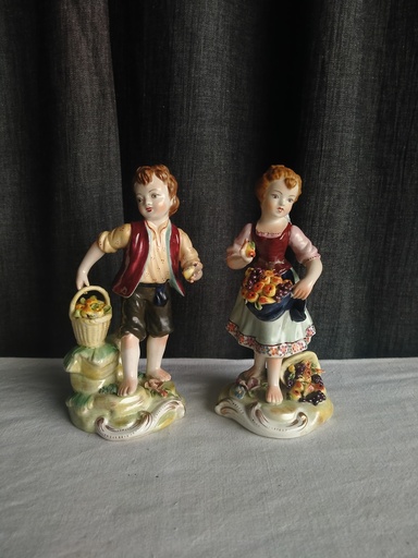 [24041] Couple de vendeurs de fruits en porcelaine Capodimonte 