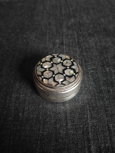 [24059] Boîte à pilule en argent massif égyptien et mosaïque en nacre (étoiles et cubes)