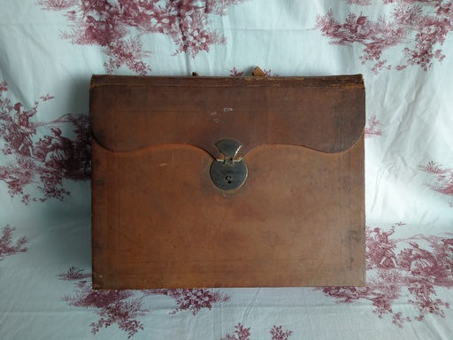[24087] Mallette écritoire de voyage en cuir, Fenoux Porteuilliste du Roi
