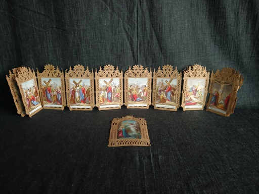 [24055] Ancien canivet de voyage représentant le chemin de croix, 14 stations et un canivet de la Vierge 