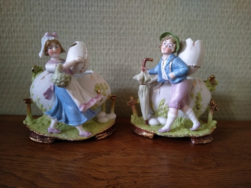 [25005/2] Paire de biscuits couple de personnages à décor d’œufs 