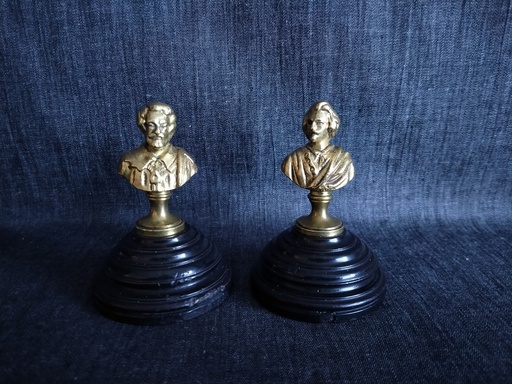 [25008] Paire de petits bronzes sur socle en bois noircie représentant Henri IV et Richelieu