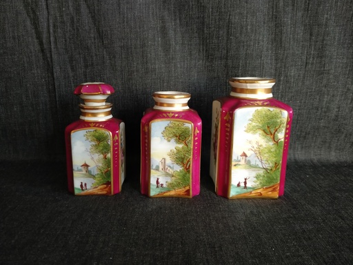 [25009] Ensemble de trois flacons en porcelaine décor fleurs et paysage toscan