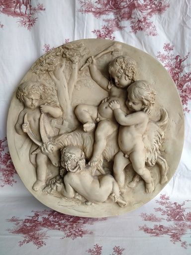 [25033] Grand médaillon en stuc en haut relief scène de Bacchanales 