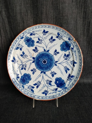 [25031] Assiette en faïence fine de Delft XVIIIe siècle décor bleu de fleurs et bord ocre 