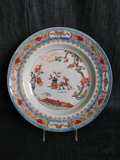 [25039/2] Chine - assiette en porcelaine au jeune daim tirant un chariot, Kangxi, Yongzheng, début XVIIIe siècle
