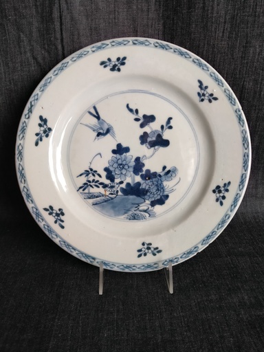 [25039/2] Chine - Assiette en porcelaine bleu blanc oiseau, XVIIIe siècle