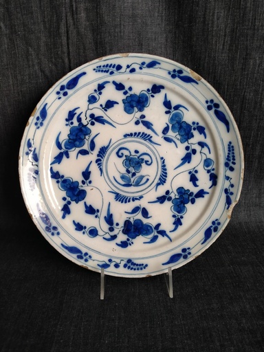 [25039/1] Assiette en faïence fine de Delft XVIIIe siècle décor bleu de fleurs et bord ocre 