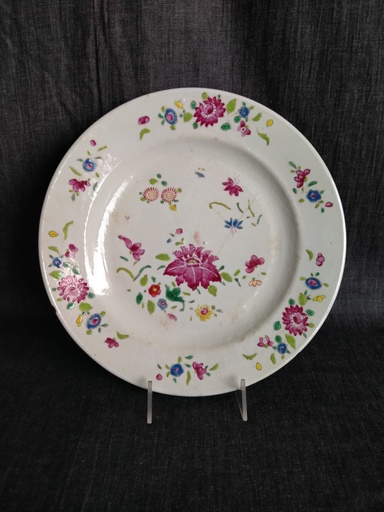 [24080/2] Chine - Compagnie des Indes - Assiette en porcelaine à décor de lotus, famille rose, XVIIIe siècle