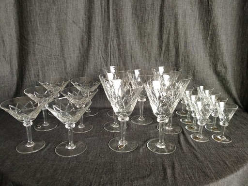 [23036] Partie de service de verres en cristal de Boussu