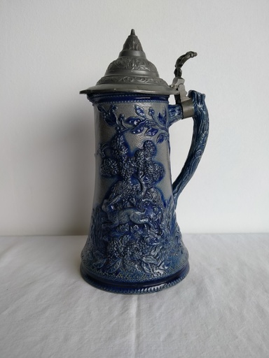 [25063] Pichet en grès Westerwald avec son couvercle en étain décor de lapins