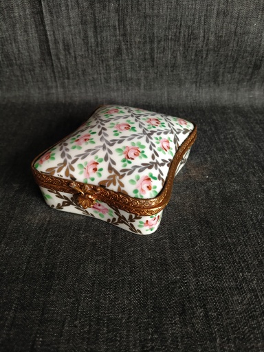 [25064/2] Petite boite en porcelaine avec décor main de fleurs