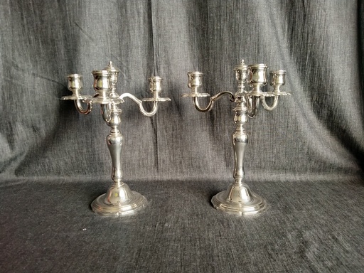 [25064/3] Paire de chandeliers en métal argenté à trois bras de lumière 