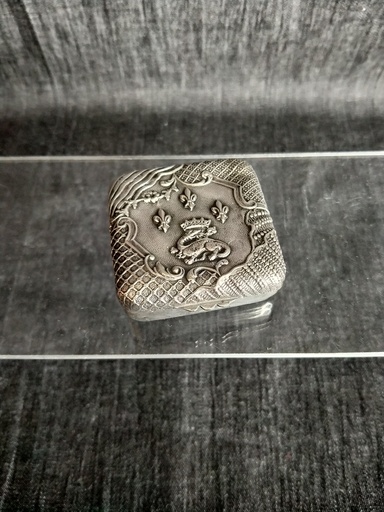 [25071/1] Poudrier en métal argenté datant du XIXe siècle décoré de l'emblème de François Ier 