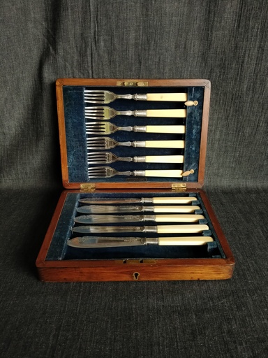 [25066] Coffret en bois comportant des couverts à poisson en métal argenté anglais 