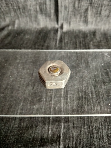 [25069] Petite boite à pilule en argent massif décorée de nacre 