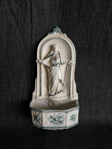 [25081] Bénitier mural en biscuit représentant Jésus 