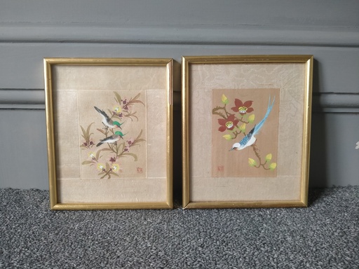 [A122] Paire de petites peintures sur soie à décor de fleurs et d'oiseaux